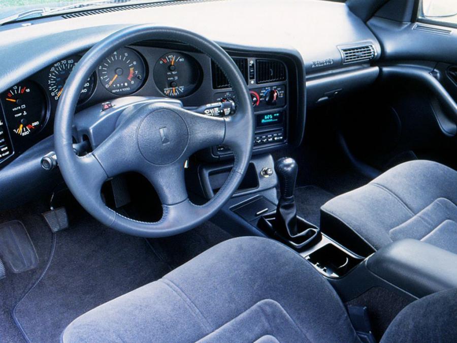 Интерьер Oldsmobile Achieva SCX 1992 года  (фото 4 из 4)